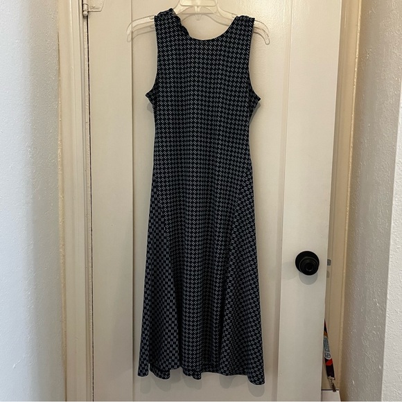 Ann Taylor Dresses & Skirts - Ann Taylor Black and White Sleeveless Maxi Dress - Size Medium